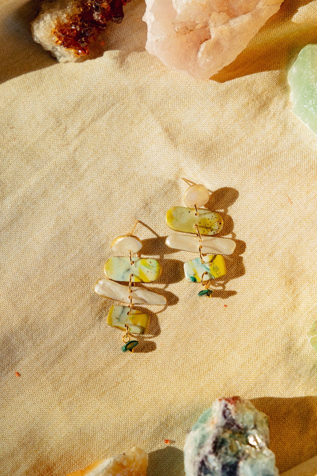 statement sieraden, garden party, oorbellen van klei, dames oorbellen, nep parel oorbellen, faux stone sieraden, handgemaakte sieraden, unieke oorbellen, cadeau voor haar