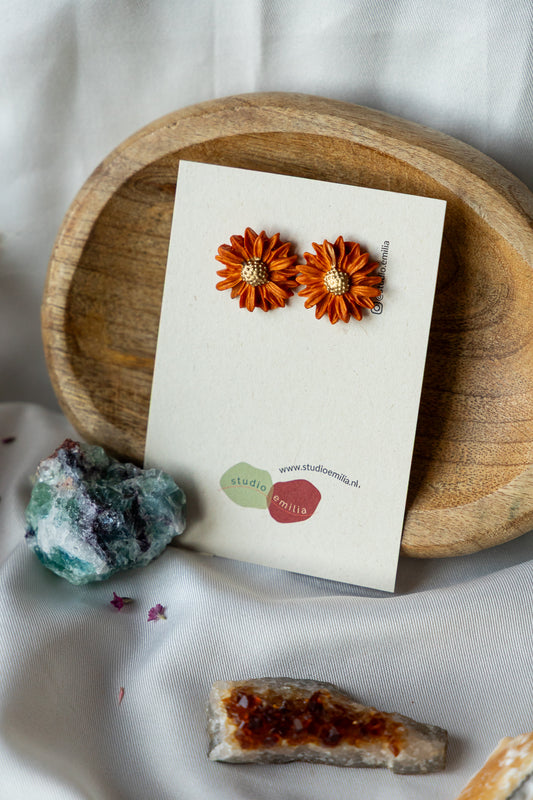Oranje oorbellen, amber, amberoorbellen, bloem oorbellen, bloem, handgemaakte oorbellen, herfst, herfst oorbellen