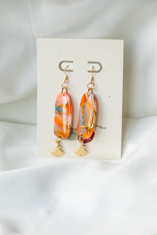 handgemakte oorbellen, oranje oorbellen, oorbellen van klei, statement oorbellen, turquoise, unieke oorbellen, steenlook