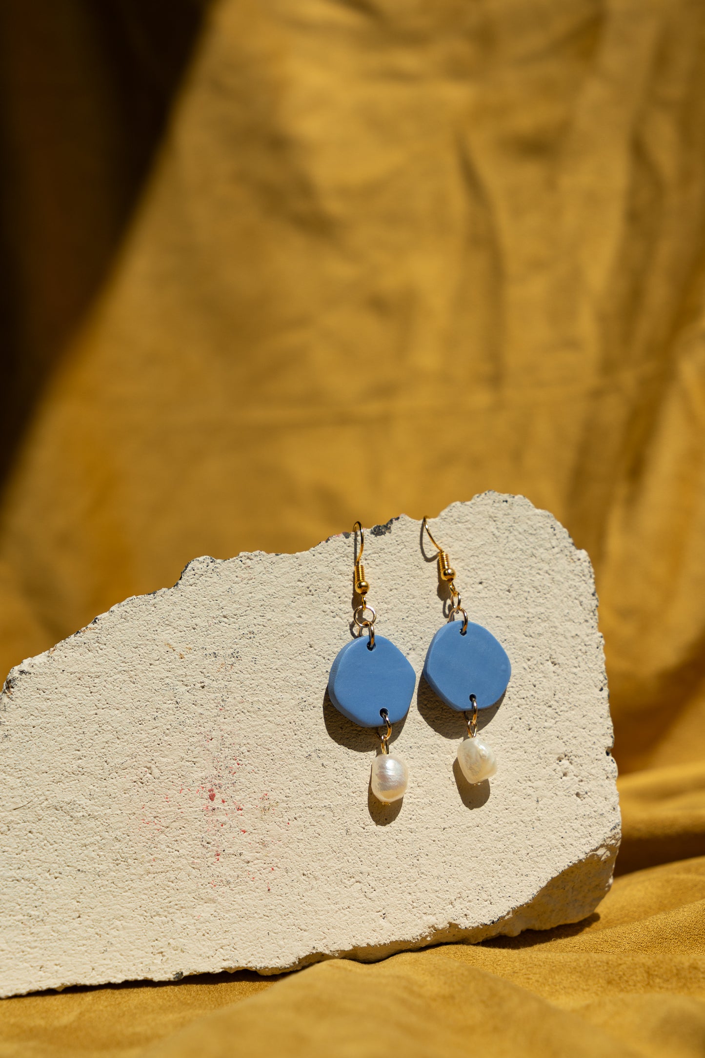 zelfgemaakte oorbellen van klei blauwe oorhaakjes met parel oorbellen met parel handmade earrings with pearls