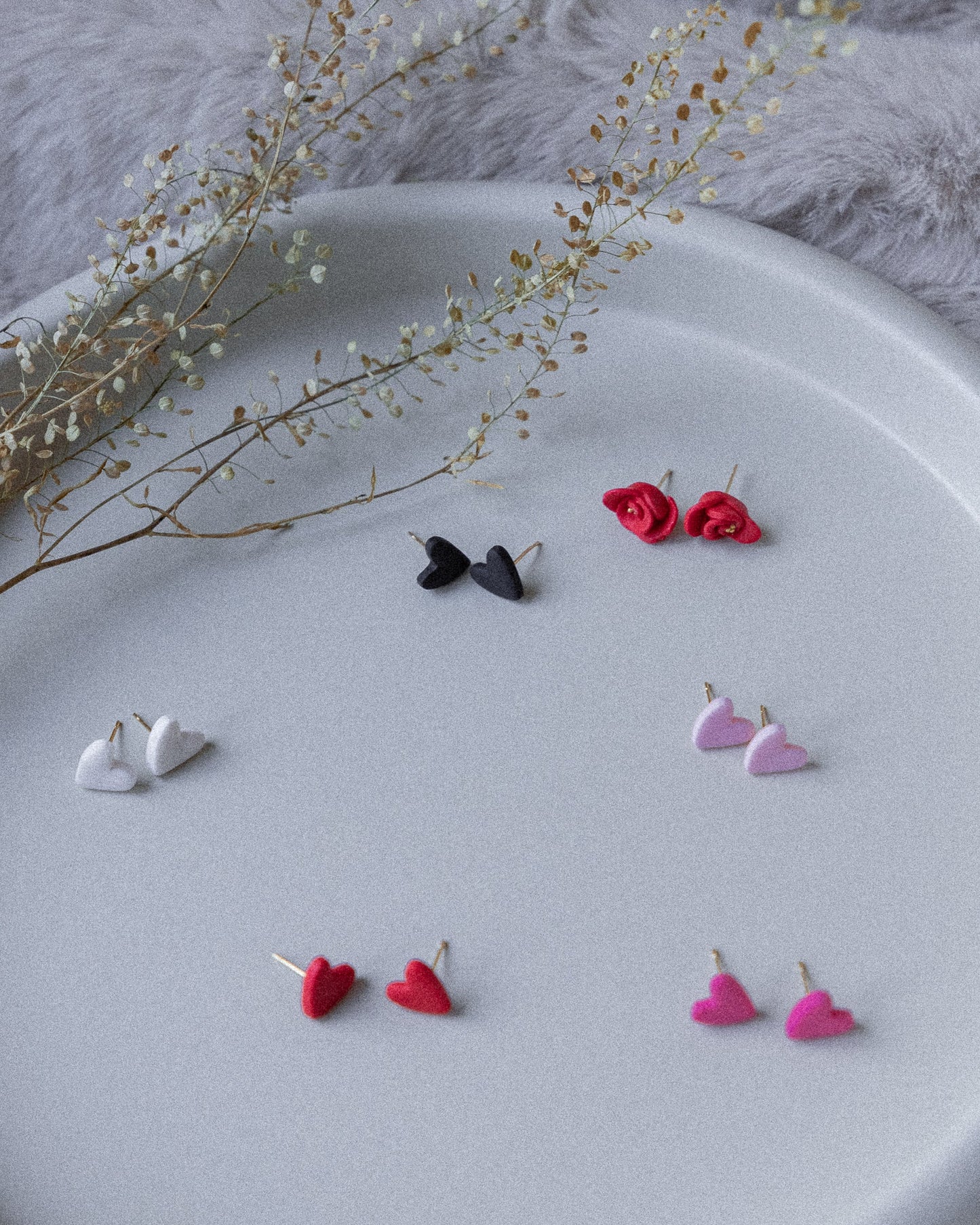 hartvormige oorbellen, minimalistische oorstekers, Valentijn sieraden, handgemaakte oorbellen, kleurrijke oorbellen, studio emilia hartjes.