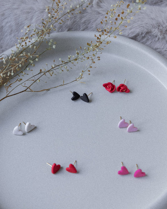 hartvormige oorbellen, minimalistische oorstekers, Valentijn sieraden, handgemaakte oorbellen, kleurrijke oorbellen, studio emilia hartjes.