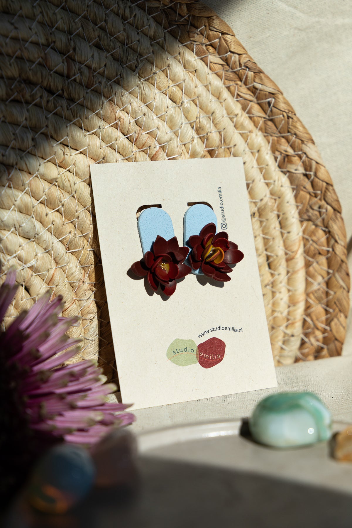 bloem, bloem oorbellen, blauw, rood, handgemaakt, oorbellen kopen, sieraden webshop