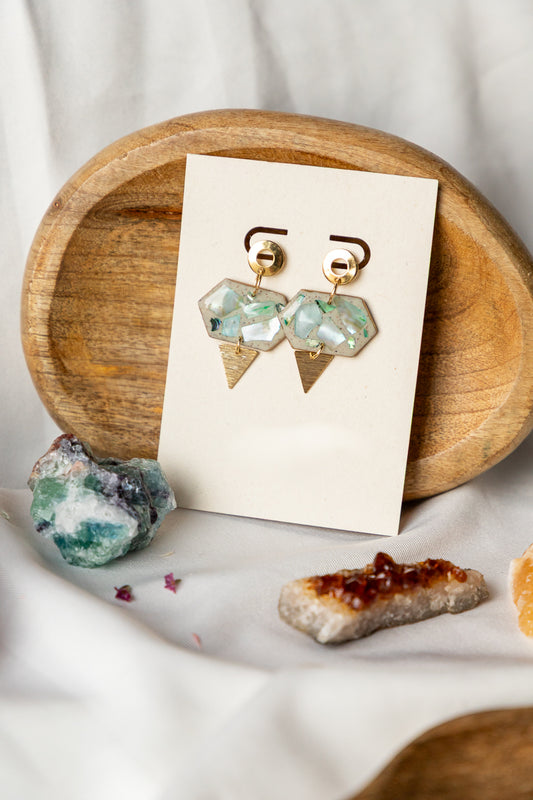 oorbellen van klei, parel oorbellen, parelmoer, oorstekers, handmade, cadeau voor haar