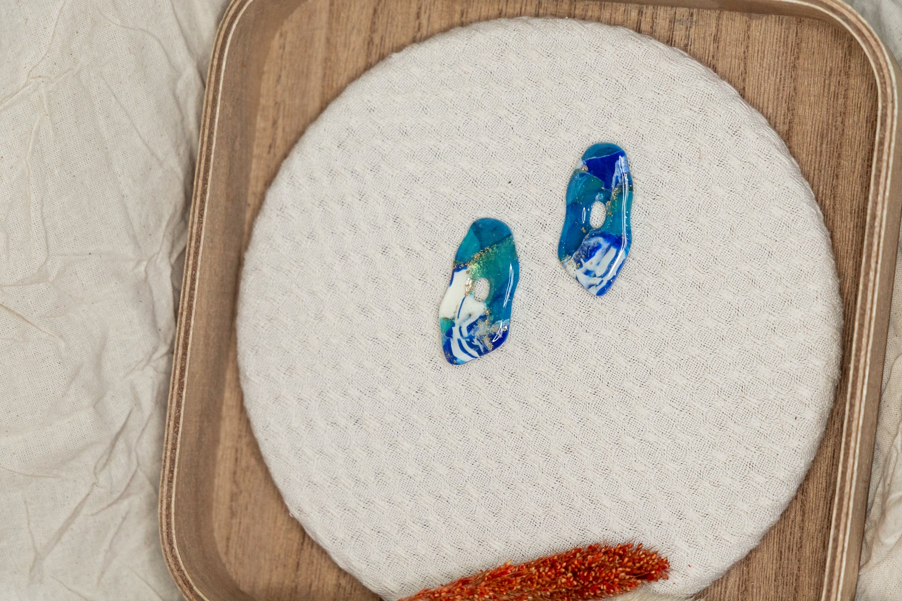 Oobellen, roestvrijstaal, blauwe oorbellen, oorbellen van klei, statement oorbellen