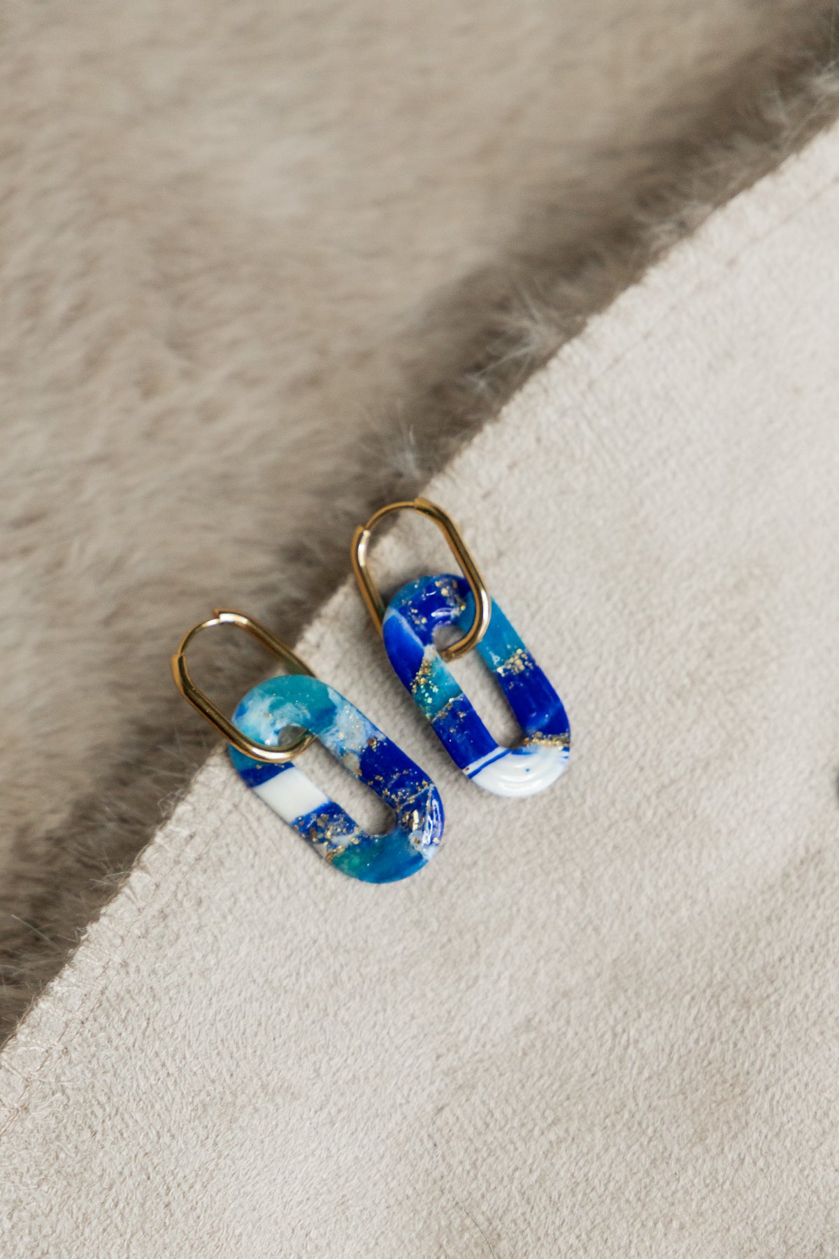 blauwe oorbellen, huggie oorbellen, statement oorbellen, oorbellen van klei