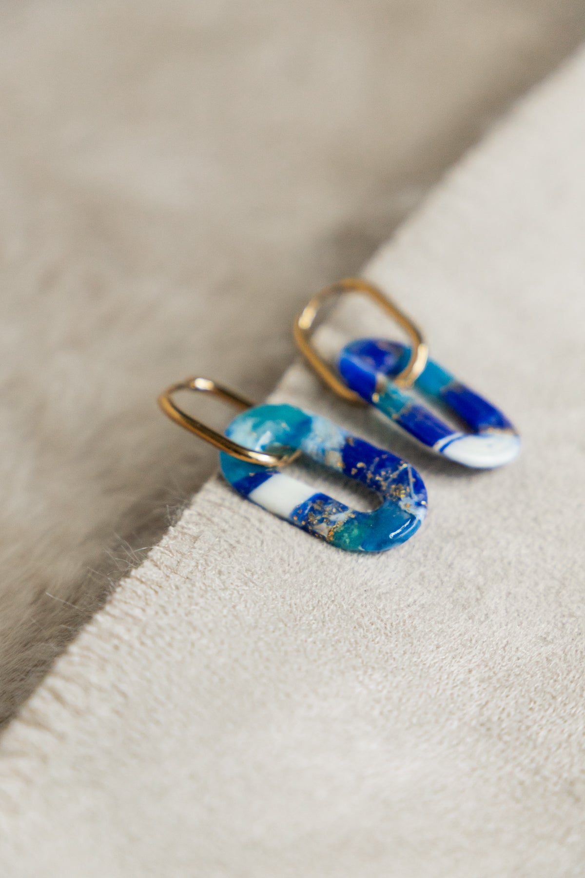 blauwe oorbellen, huggie oorbellen, statement oorbellen, oorbellen van klei