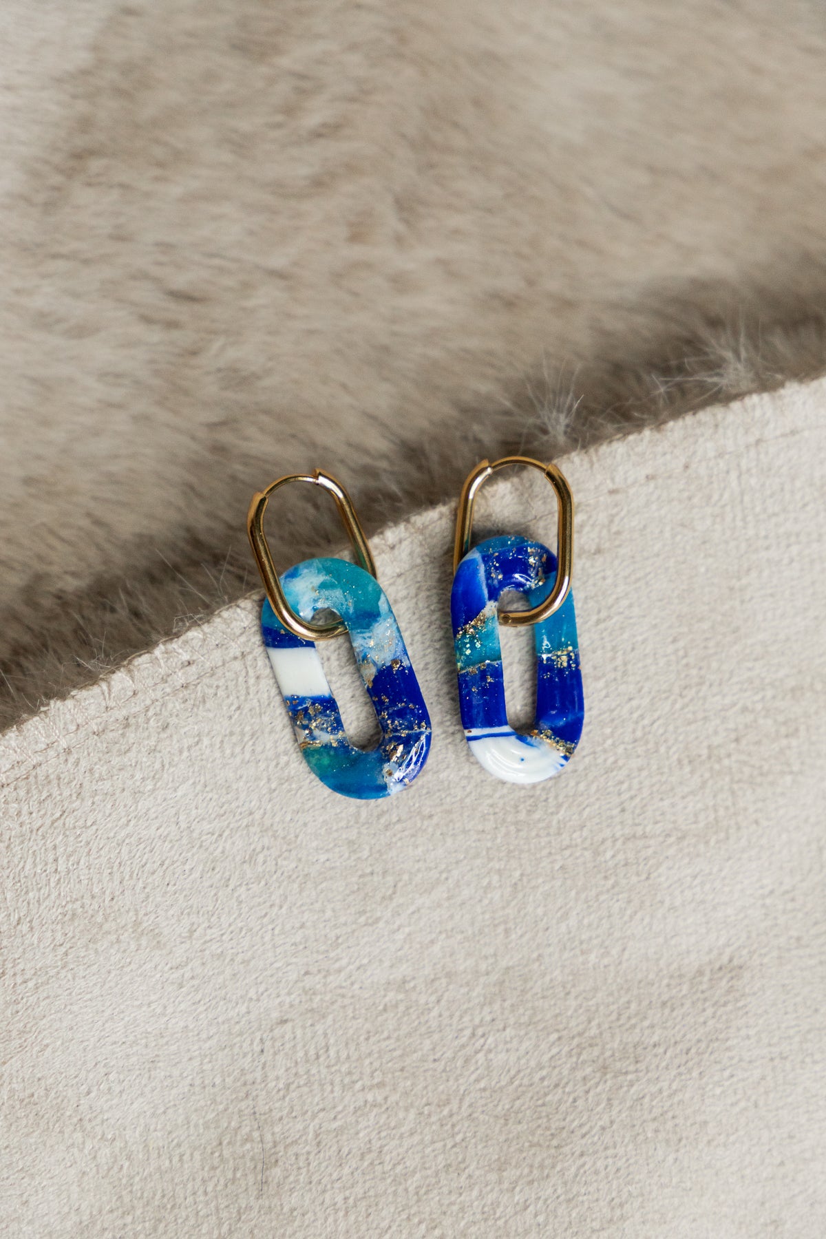 blauwe oorbellen, huggie oorbellen, statement oorbellen, oorbellen van klei, roestvrijstaal, roestvrij stalen oorbellen