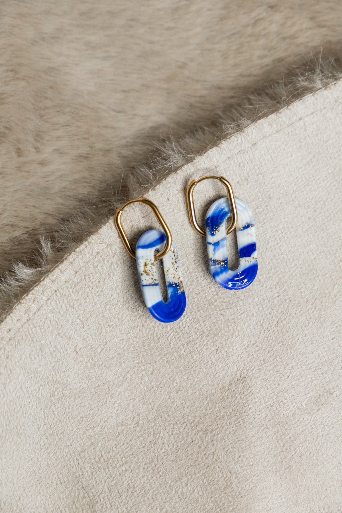 huggie oorbellen, roestvrijstalen oorbellen, oorbellen van klei, blauwe oorbellen, statement, statement piece