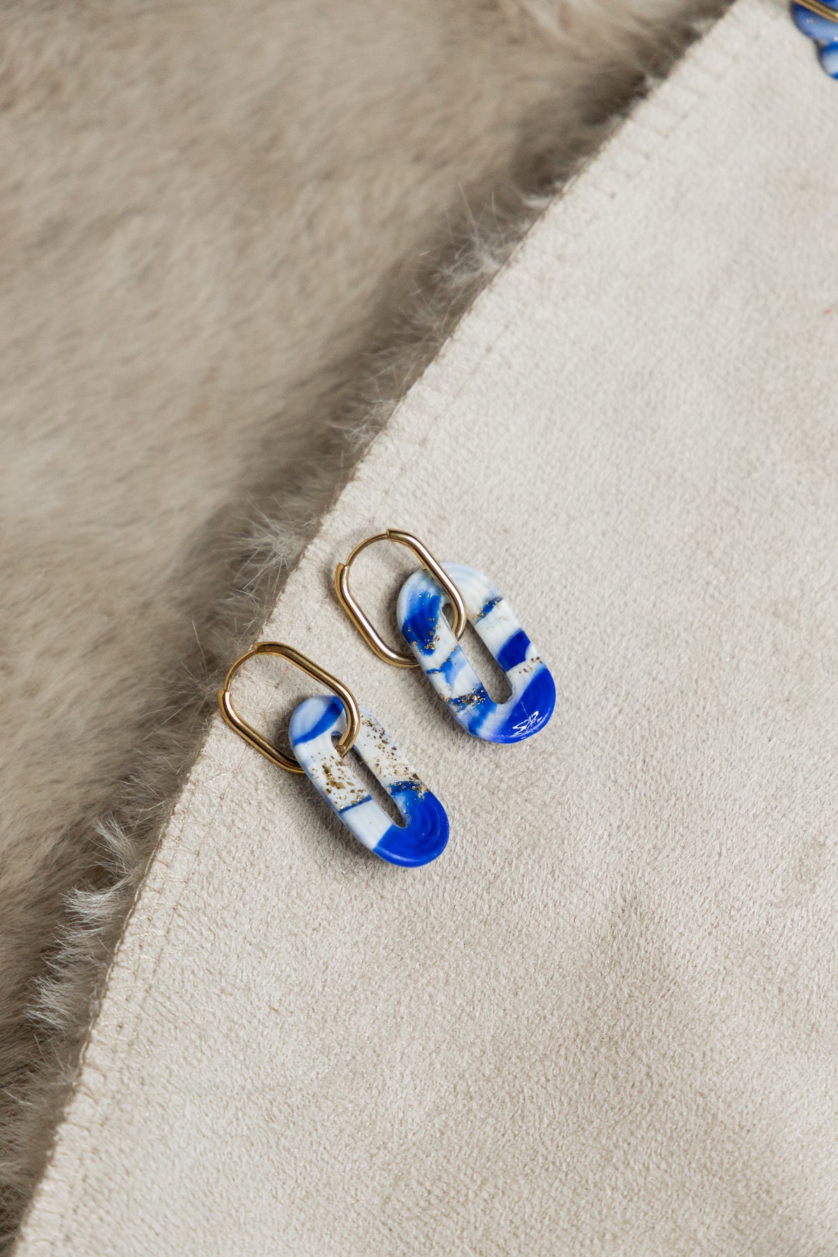 huggie oorbellen, roestvrijstalen oorbellen, oorbellen van klei, blauwe oorbellen, statement, statement piece