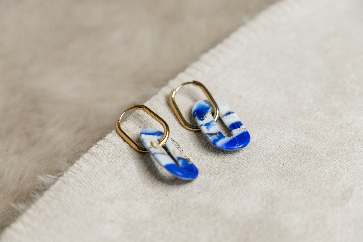huggie oorbellen, roestvrijstalen oorbellen, oorbellen van klei, blauwe oorbellen, statement, statement piece