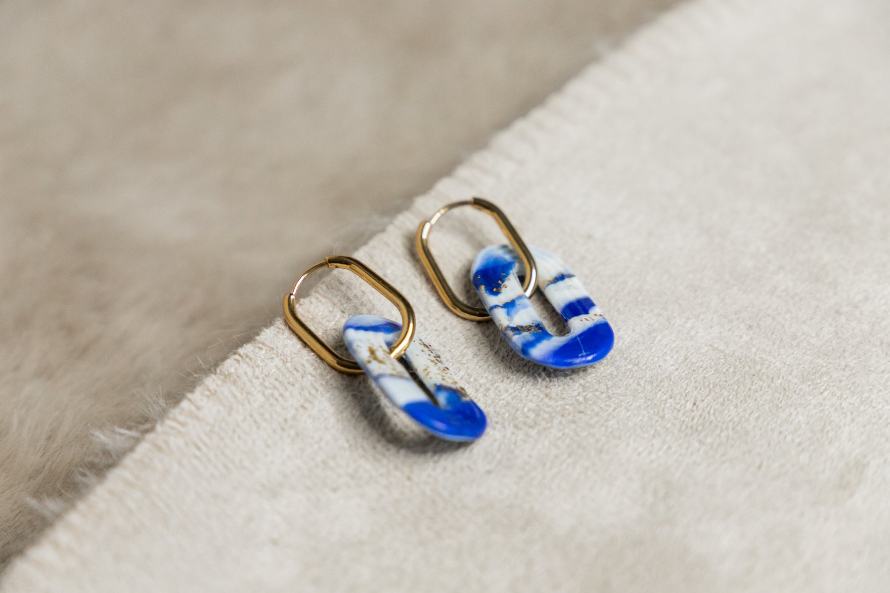 huggie oorbellen, roestvrijstalen oorbellen, oorbellen van klei, blauwe oorbellen, statement, statement piece