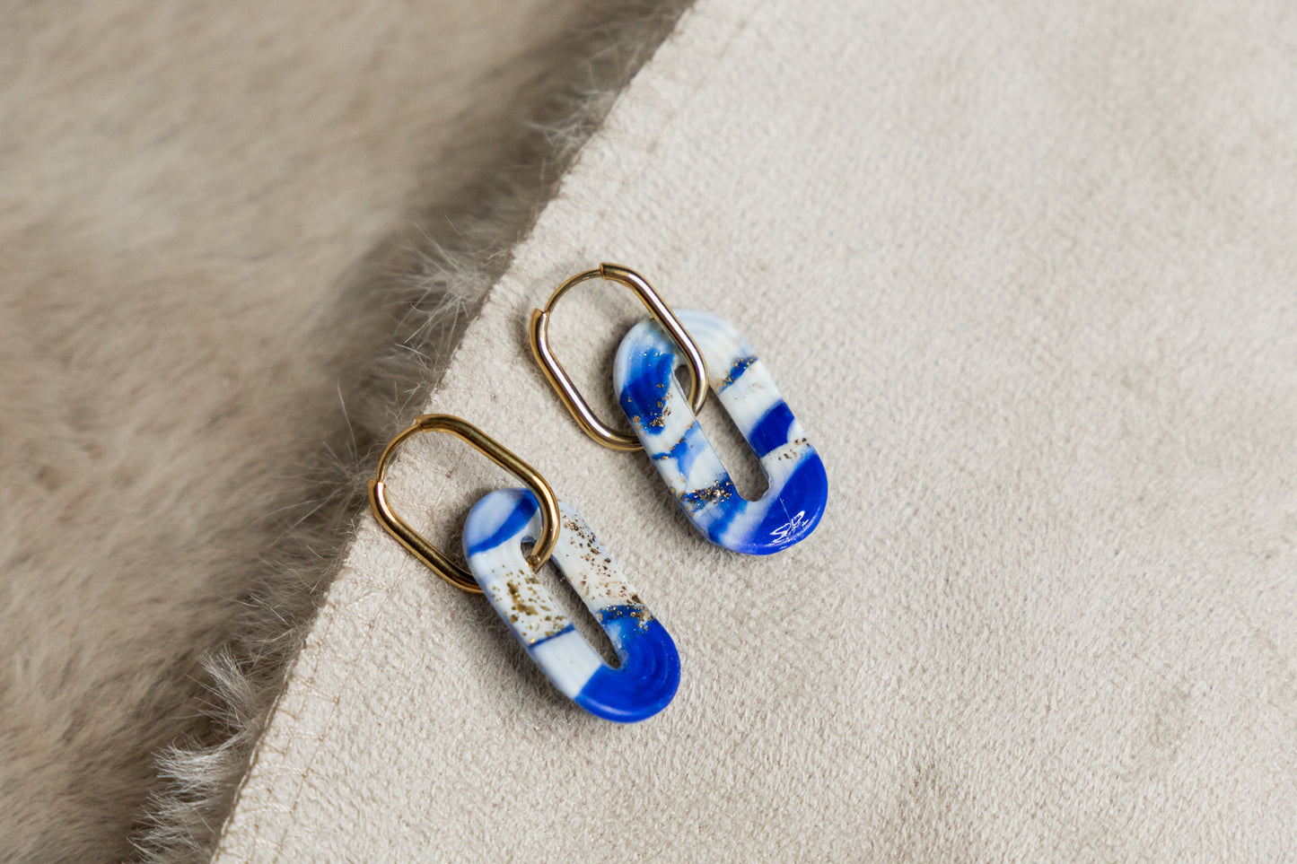 huggie oorbellen, roestvrijstalen oorbellen, oorbellen van klei, blauwe oorbellen, statement, statement piece
