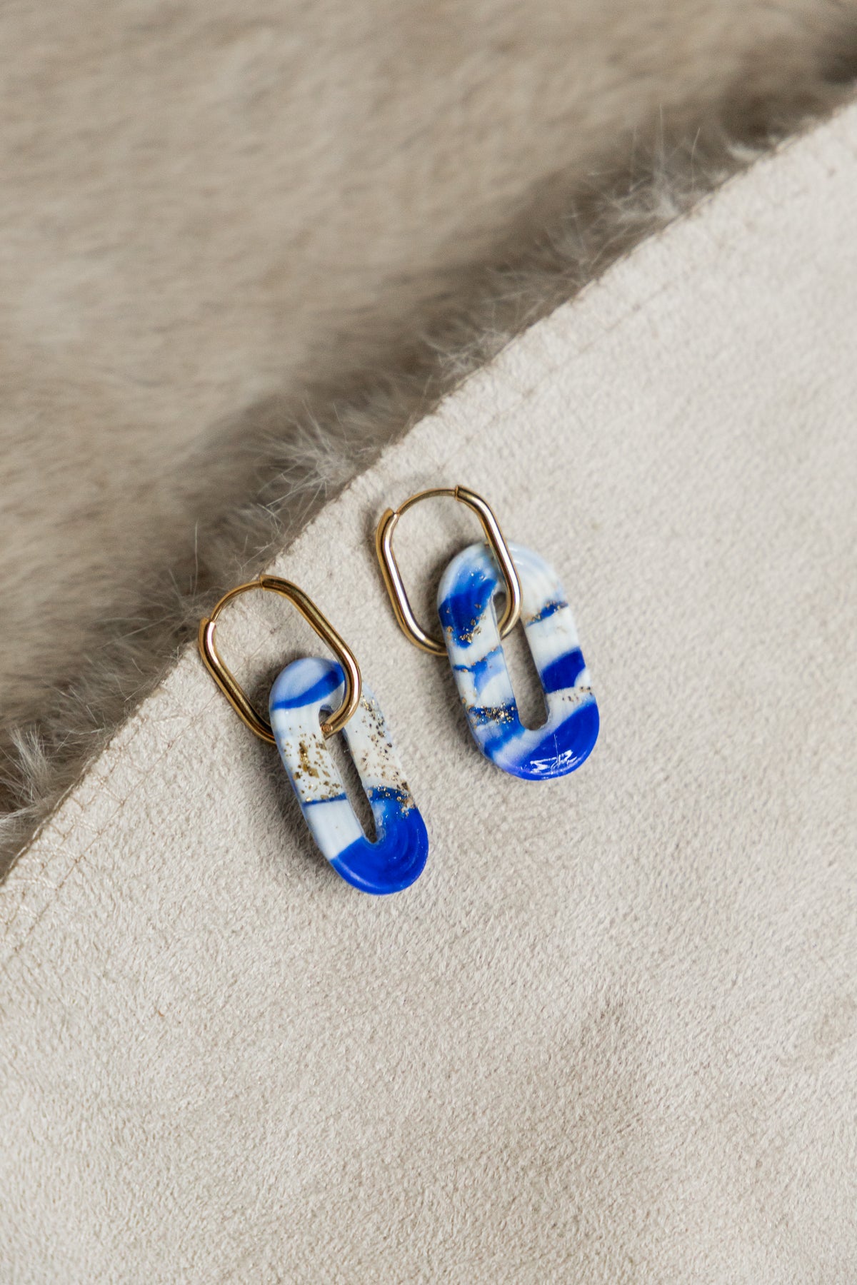 huggie oorbellen, roestvrijstalen oorbellen, oorbellen van klei, blauwe oorbellen, statement, statement piece