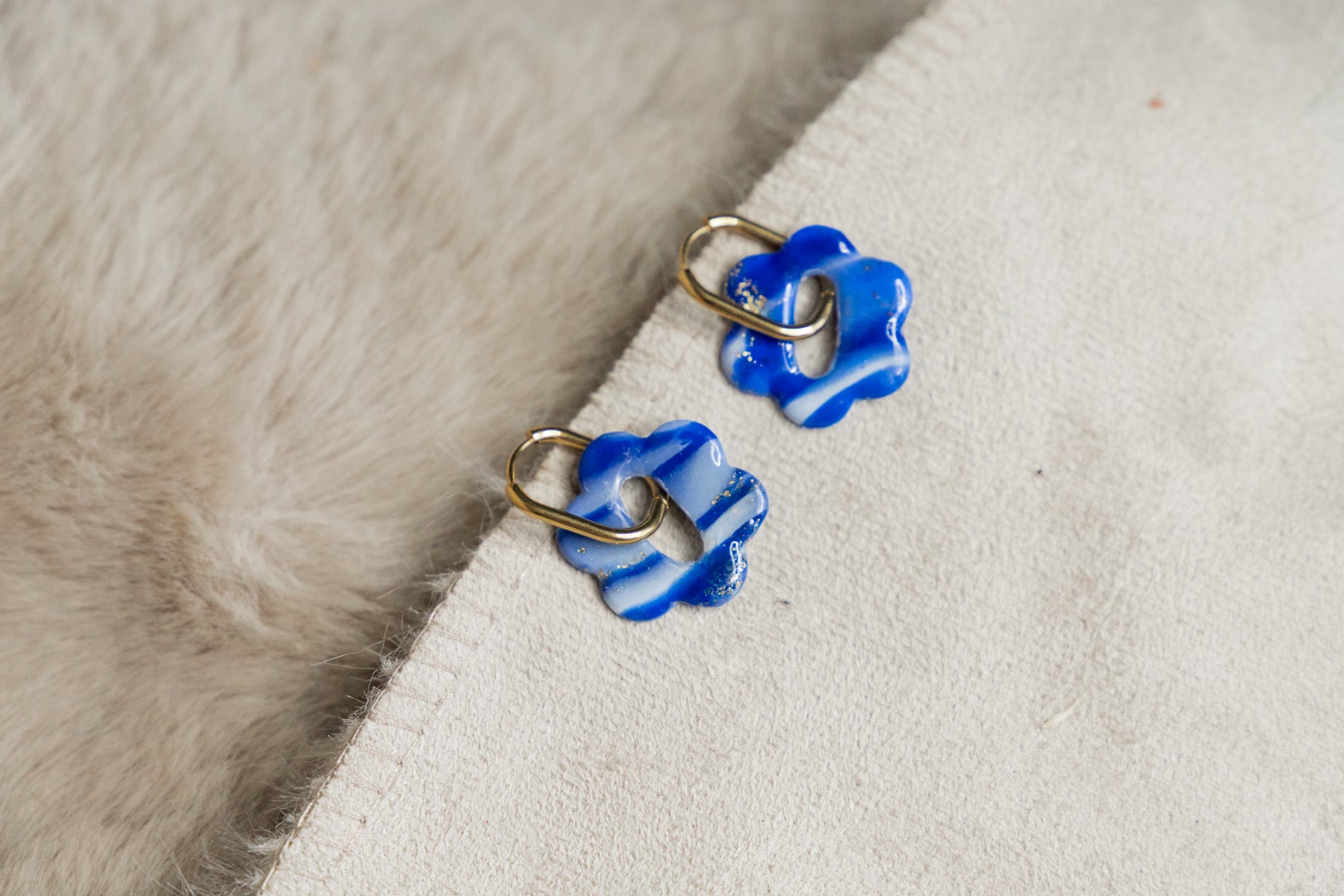 Huggie oorbellen, blauwe oorbellen, statement oorbellen, bloemen, bloemen oorbellen