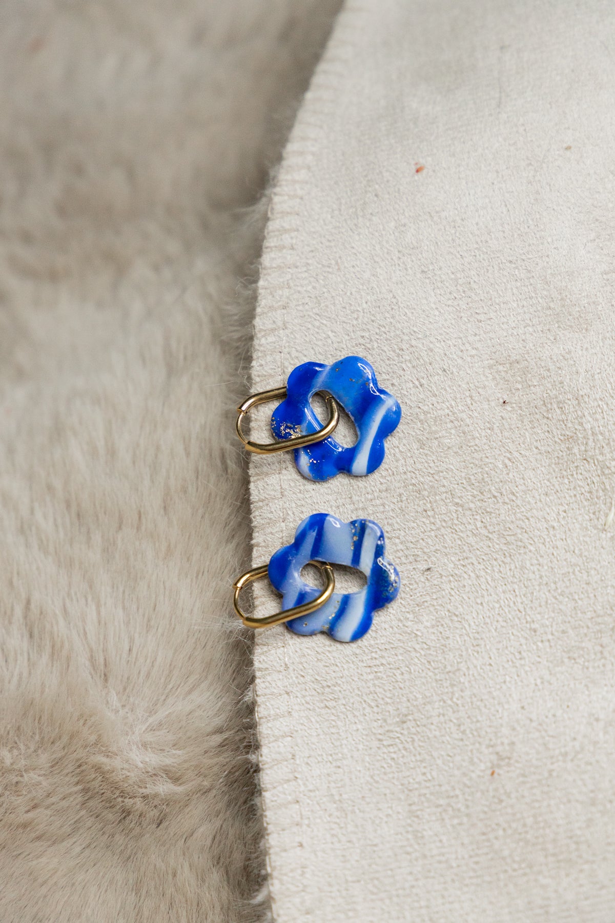 Huggie oorbellen, blauwe oorbellen, statement oorbellen, bloemen, bloemen oorbellen