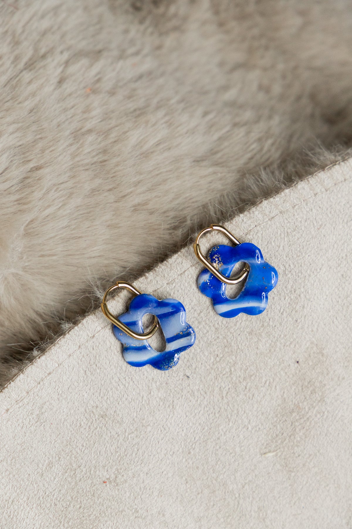 Huggie oorbellen, blauwe oorbellen, statement oorbellen, bloemen, bloemen oorbellen