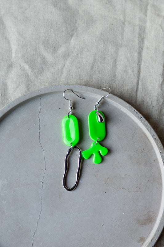 groene oorbellen, neon, streetstyle, zilver, organische vorm, haakjes