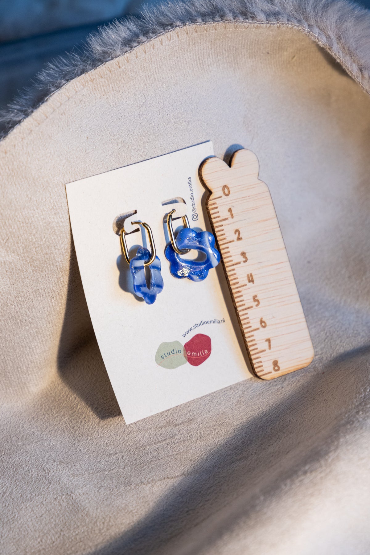 Huggie oorbellen, blauwe oorbellen, statement oorbellen, bloemen, bloemen oorbellen