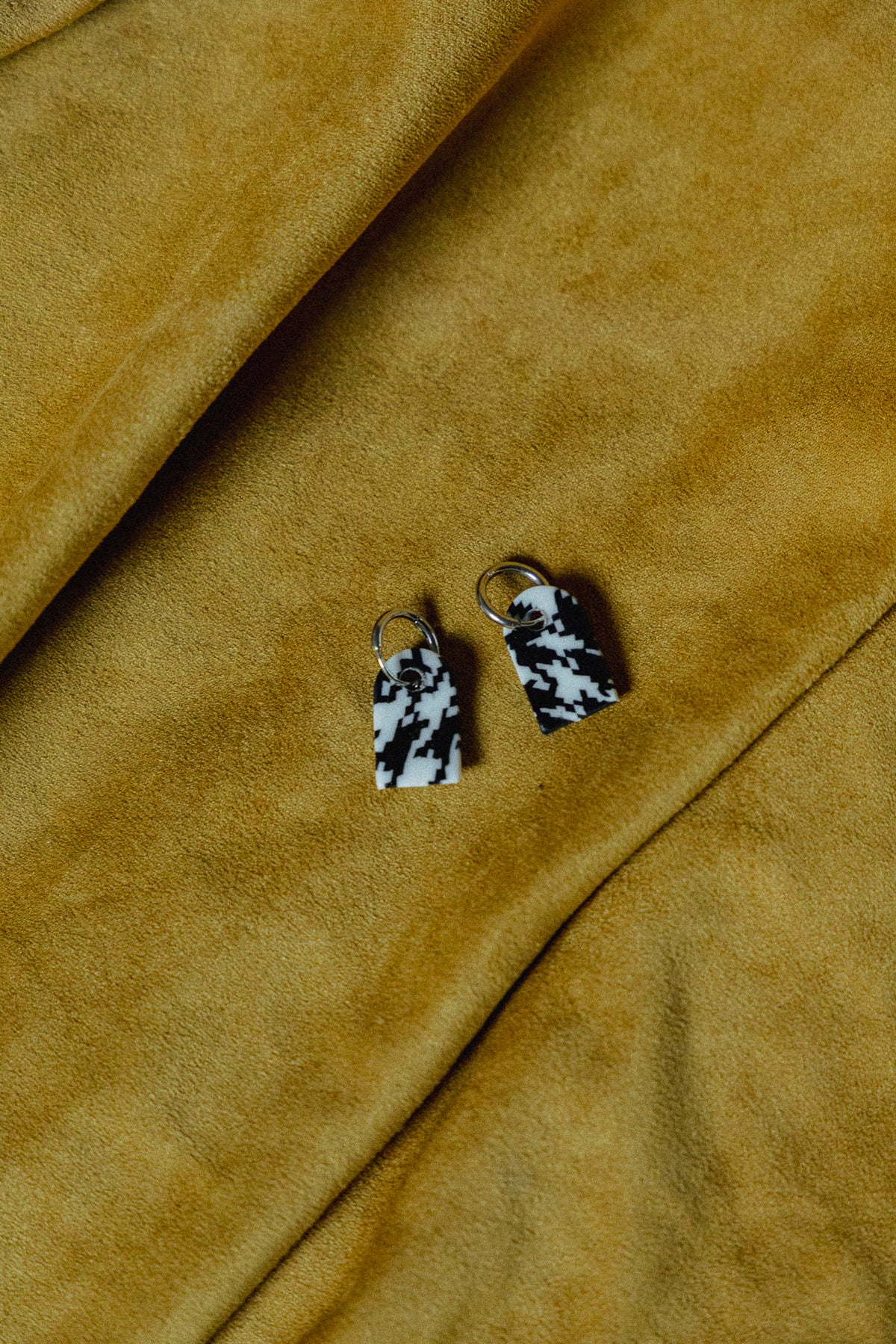 zwart-wit design, dames oorbellen, handgemaakt, pied-de-poule oorbellen, roestvrijstaal, b&w oorbellen, statement sieraden, zilver rvs oorbellen, design oorbellen, ooak sieraden