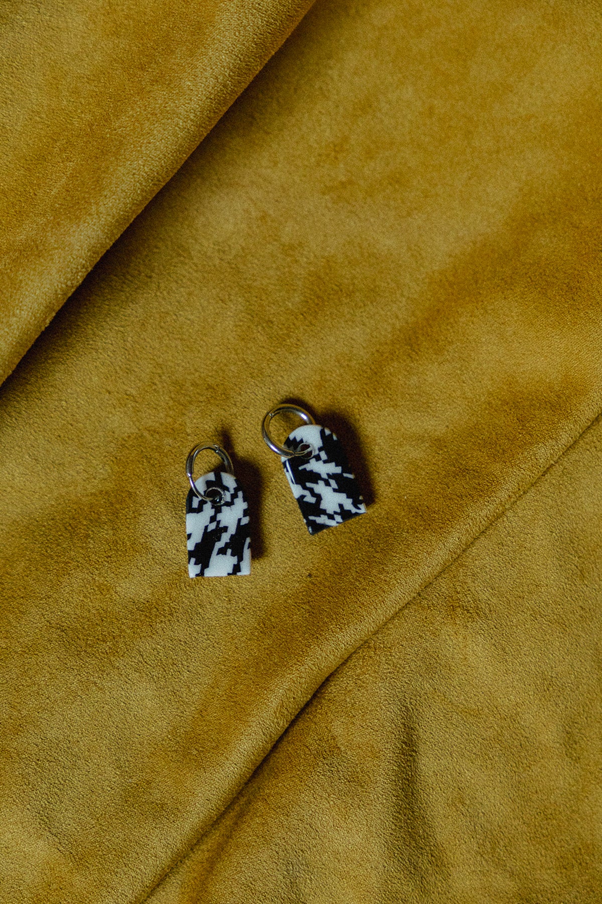 zwart-wit design, dames oorbellen, handgemaakt, pied-de-poule oorbellen, roestvrijstaal, b&w oorbellen, statement sieraden, zilver rvs oorbellen, design oorbellen, ooak sieraden