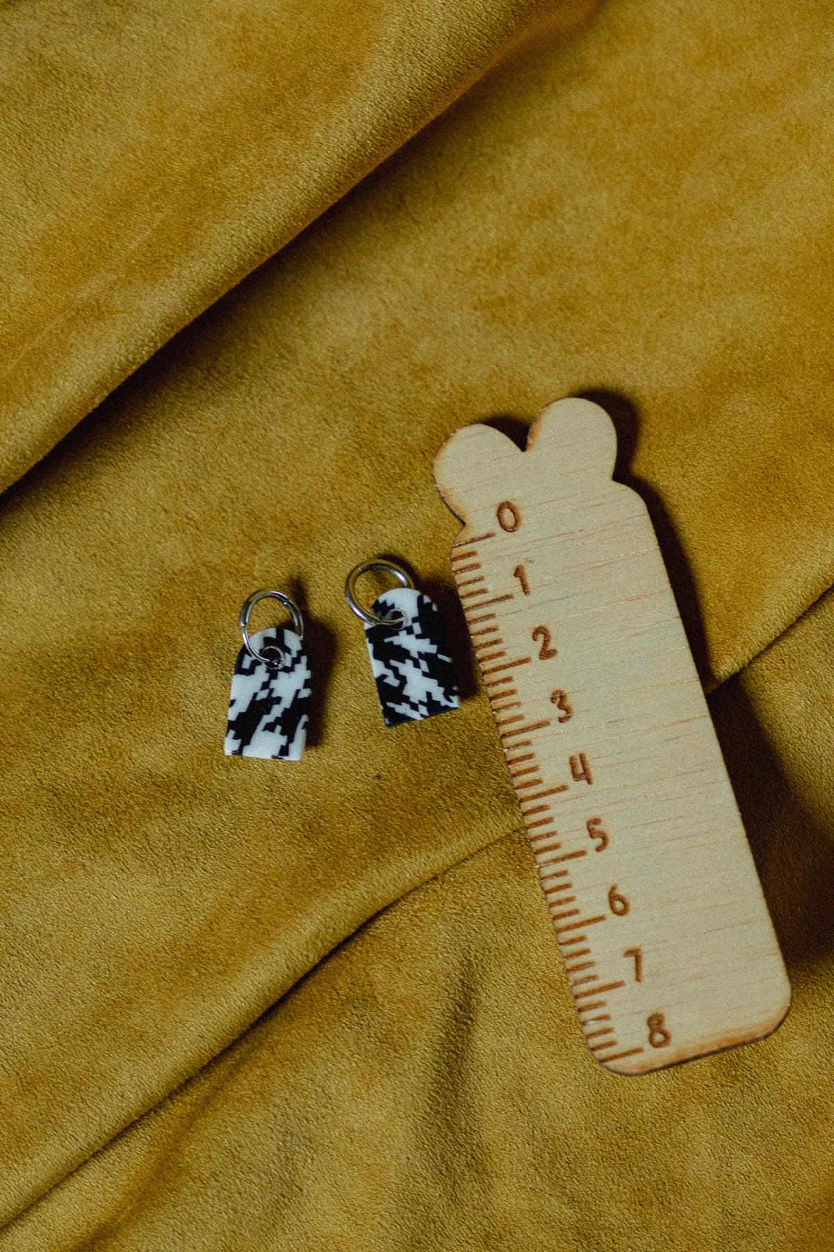 zwart-wit design, dames oorbellen, handgemaakt, pied-de-poule oorbellen, roestvrijstaal, b&w oorbellen, statement sieraden, zilver rvs oorbellen, design oorbellen, ooak sieraden