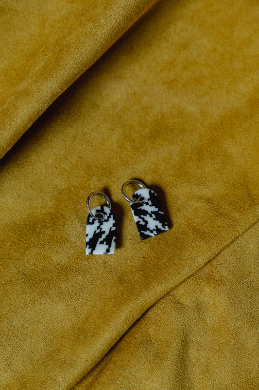 zwart-wit design, dames oorbellen, handgemaakt, pied-de-poule oorbellen, roestvrijstaal, b&w oorbellen, statement sieraden, zilver rvs oorbellen, design oorbellen, ooak sieraden