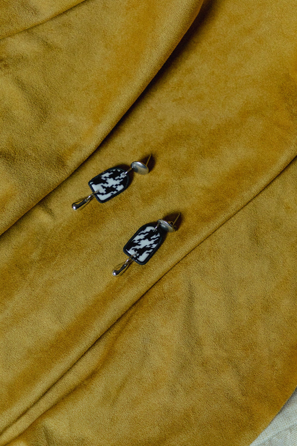 zwart-wit design, dames oorbellen, handgemaakt, pied-de-poule oorbellen, roestvrijstaal, b&w oorbellen, statement sieraden, goud rvs oorbellen, design oorbellen, ooak sieraden
