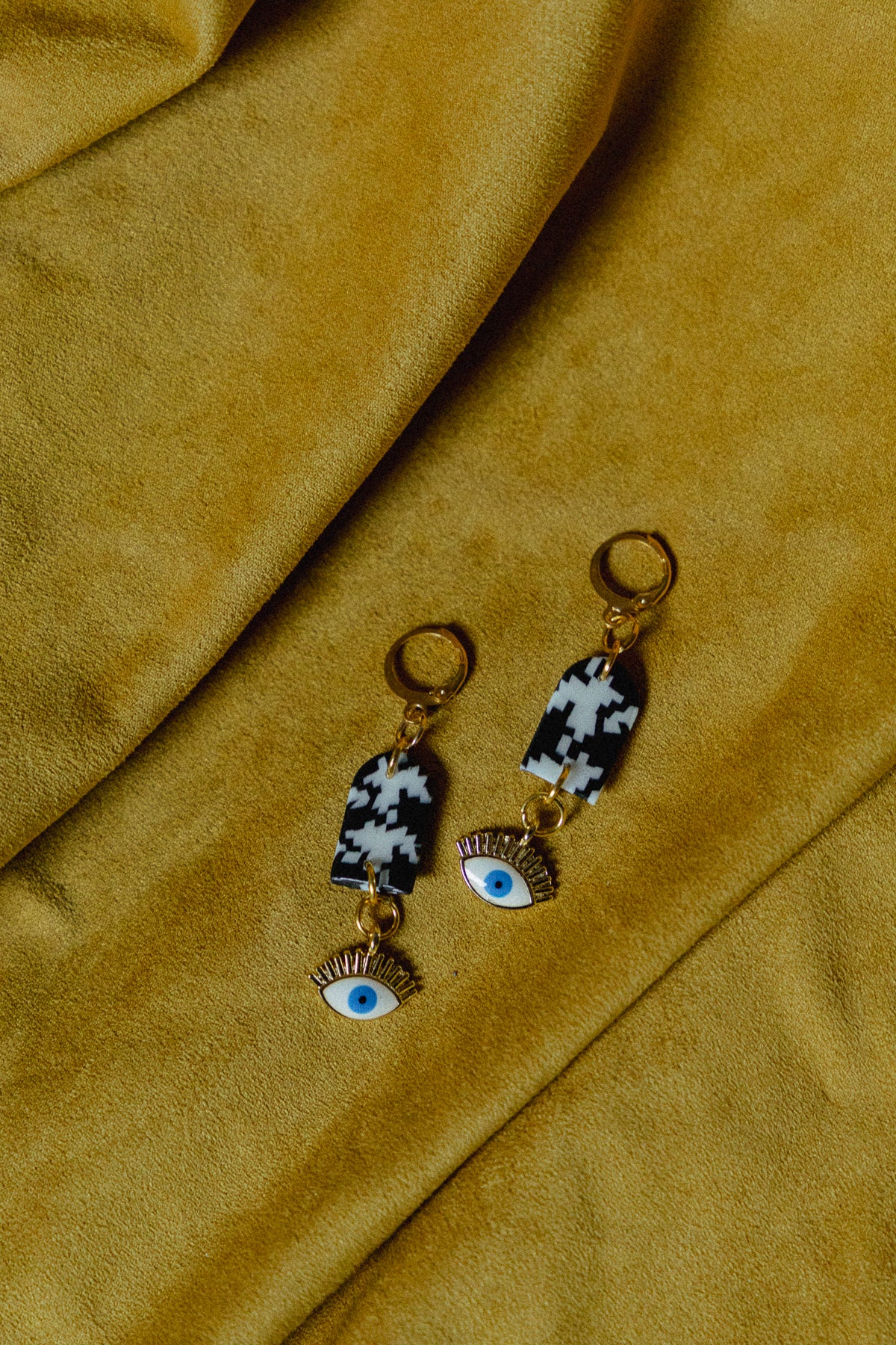 zwart-wit design, dames oorbellen, handgemaakt, pied-de-poule oorbellen, roestvrijstaal, b&w oorbellen, statement sieraden, goud rvs oorbellen, design oorbellen, oog oorbellen