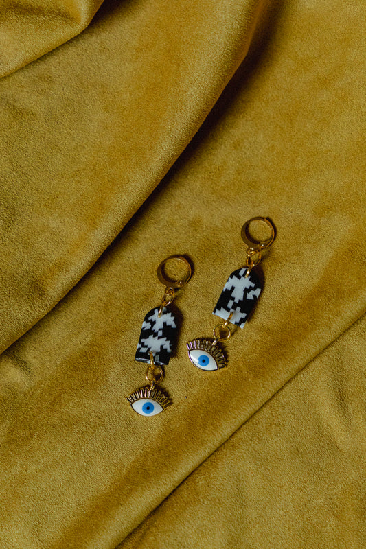 zwart-wit design, dames oorbellen, handgemaakt, pied-de-poule oorbellen, roestvrijstaal, b&w oorbellen, statement sieraden, goud rvs oorbellen, design oorbellen, oog oorbellen