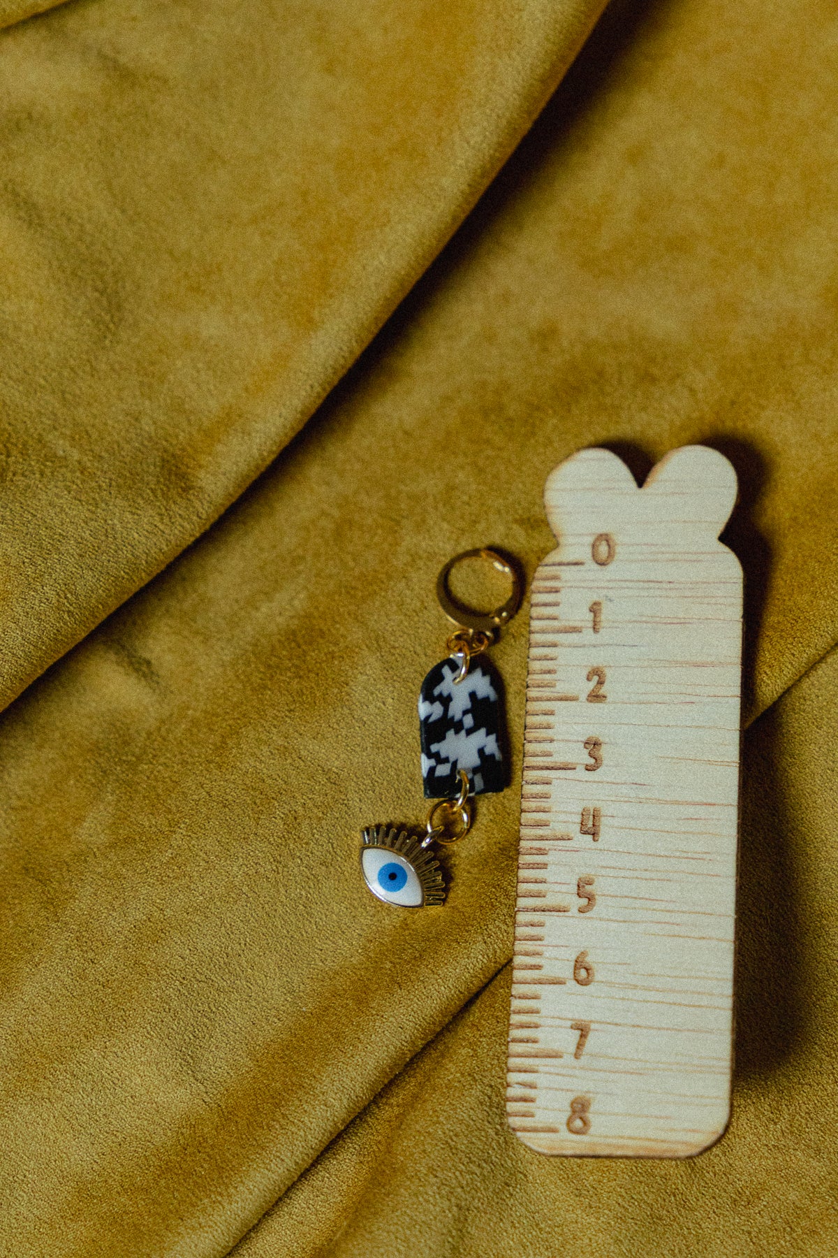 zwart-wit design, dames oorbellen, handgemaakt, pied-de-poule oorbellen, roestvrijstaal, b&w oorbellen, statement sieraden, goud rvs oorbellen, design oorbellen, oog oorbellen, ooak sieraden