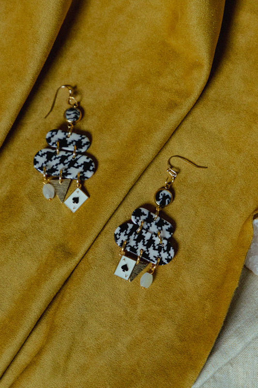 zwart-wit design, dames oorbellen, handgemaakt, pied-de-poule oorbellen, roestvrijstaal, b&w oorbellen, statement sieraden, goud rvs oorbellen