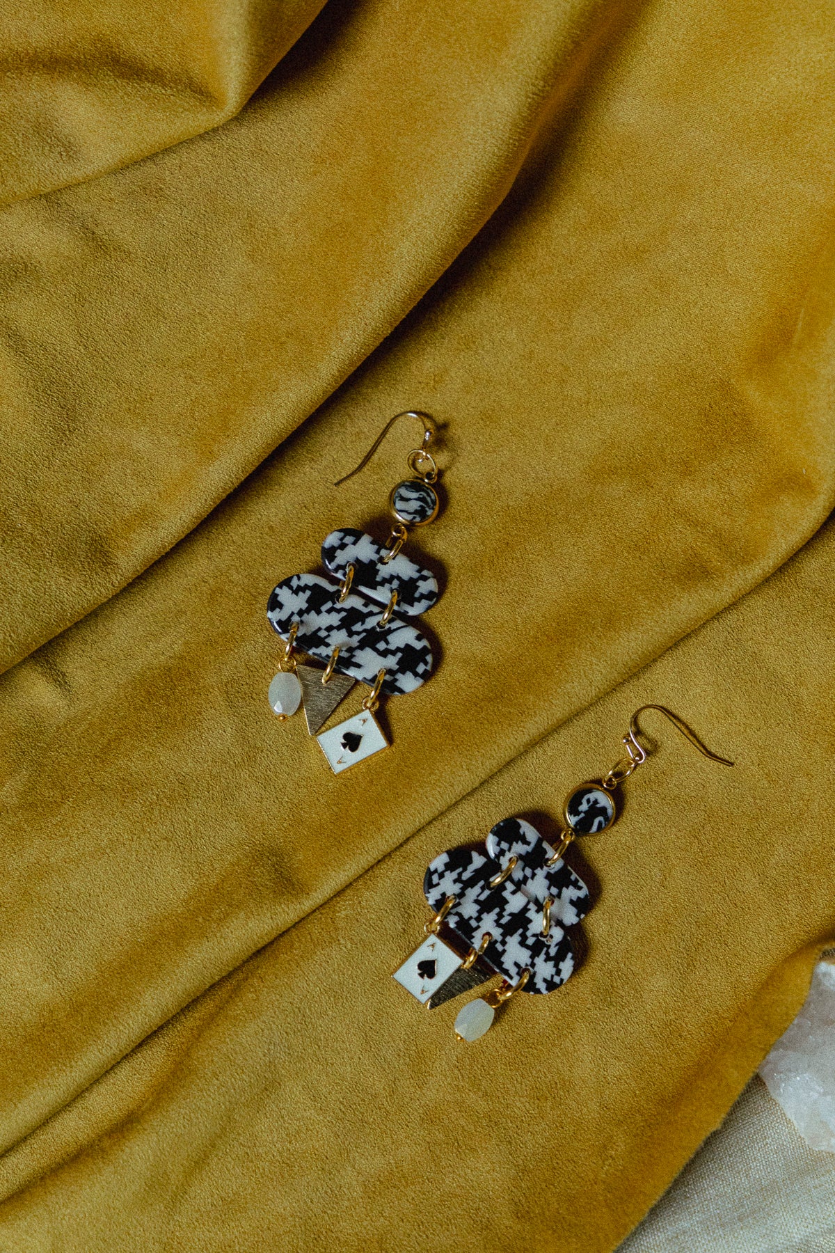 zwart-wit design, dames oorbellen, handgemaakt, pied-de-poule oorbellen, roestvrijstaal, b&w oorbellen, statement sieraden, goud rvs oorbellen