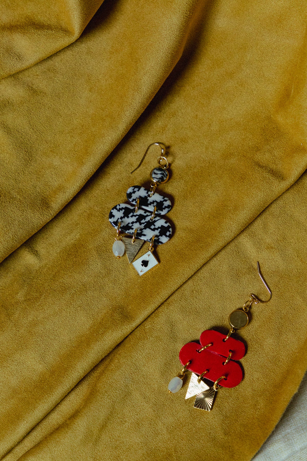 zwart-wit design, dames oorbellen, handgemaakt, pied-de-poule oorbellen, roestvrijstaal, b&w oorbellen, statement sieraden, goud rvs oorbellen, design oorbellen