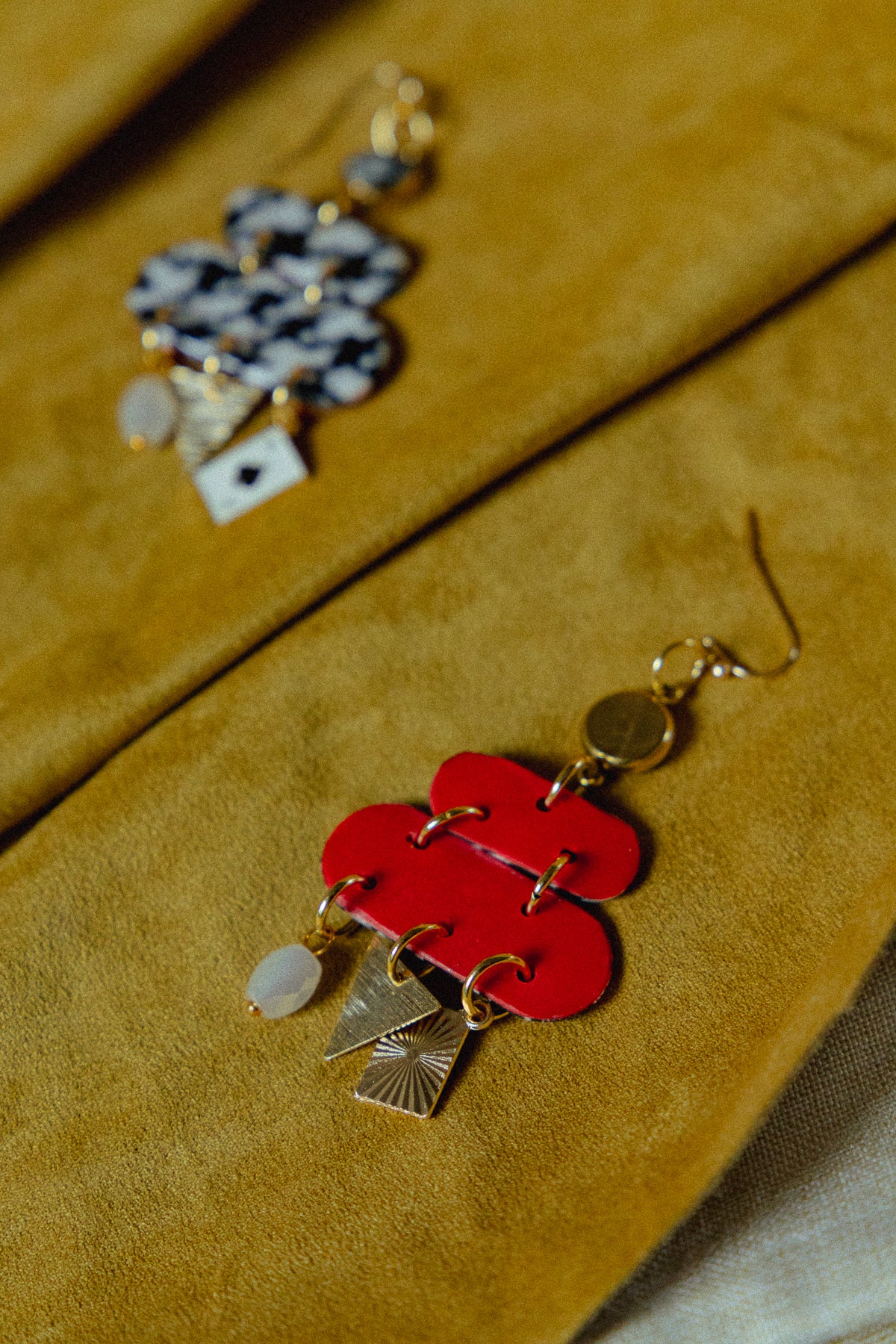 zwart-wit design, dames oorbellen, handgemaakt, pied-de-poule oorbellen, roestvrijstaal, b&w oorbellen, statement sieraden, goud rvs oorbellen