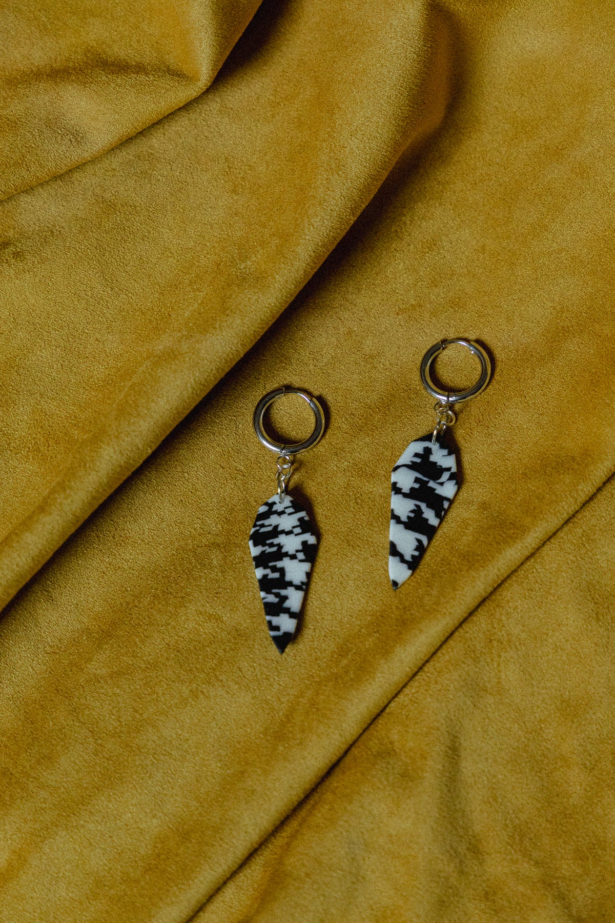 zwart-wit design, dames oorbellen, handgemaakt, pied-de-poule oorbellen, roestvrijstaal, b&w oorbellen, statement sieraden, zilver rvs oorbellen