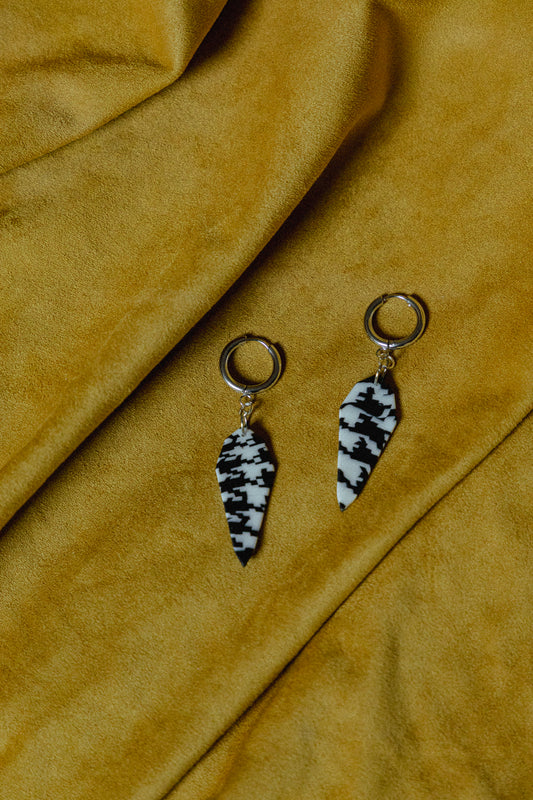 zwart-wit design, dames oorbellen, handgemaakt, pied-de-poule oorbellen, roestvrijstaal, b&w oorbellen, statement sieraden, zilver rvs oorbellen