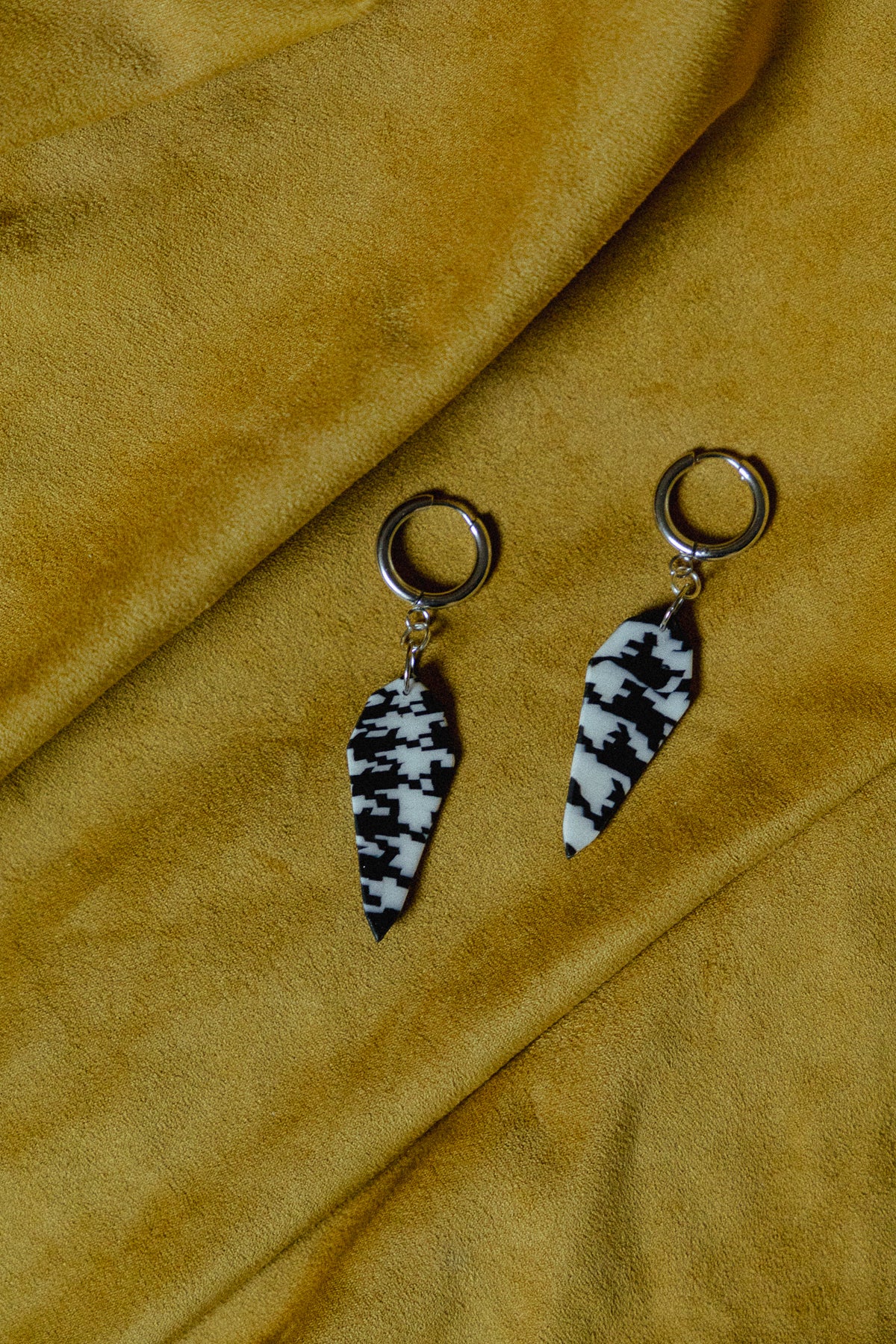 zwart-wit design, dames oorbellen, handgemaakt, pied-de-poule oorbellen, roestvrijstaal, b&w oorbellen, statement sieraden, zilver rvs oorbellen