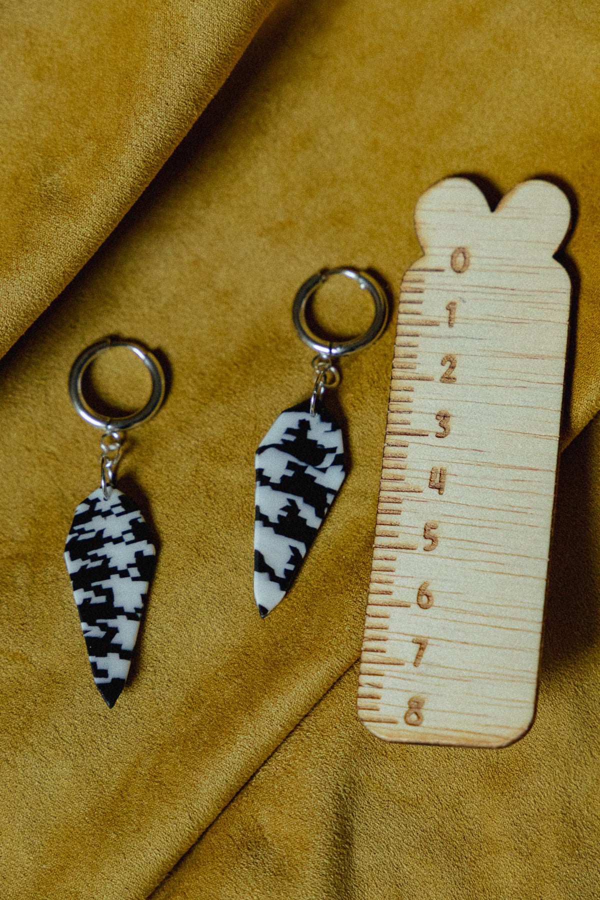 zwart-wit design, dames oorbellen, handgemaakt, pied-de-poule oorbellen, roestvrijstaal, b&w oorbellen, statement sieraden, zilver rvs oorbellen