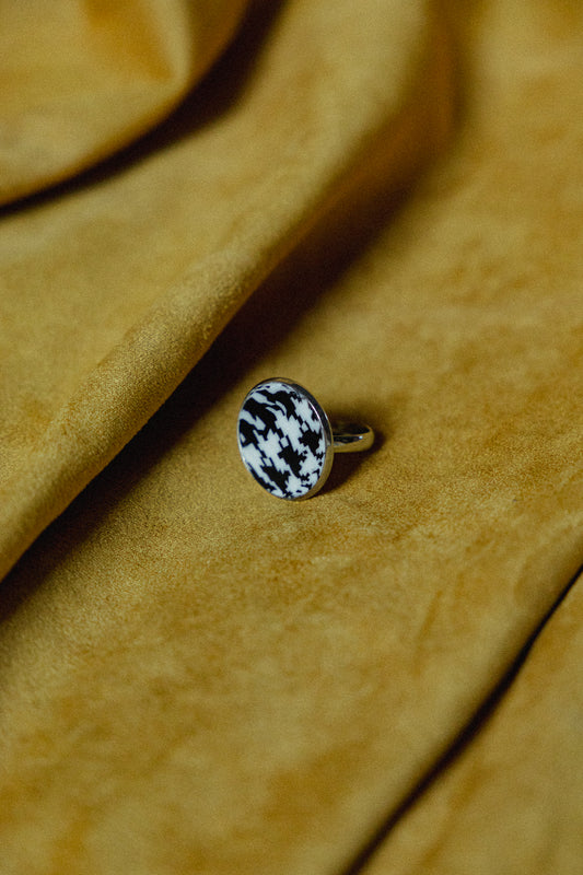 zwart-wit design, dames ring, handgemaakt, pied-de-poule ring, roestvrijstaal, ronde ring, b&w ring, grote ring