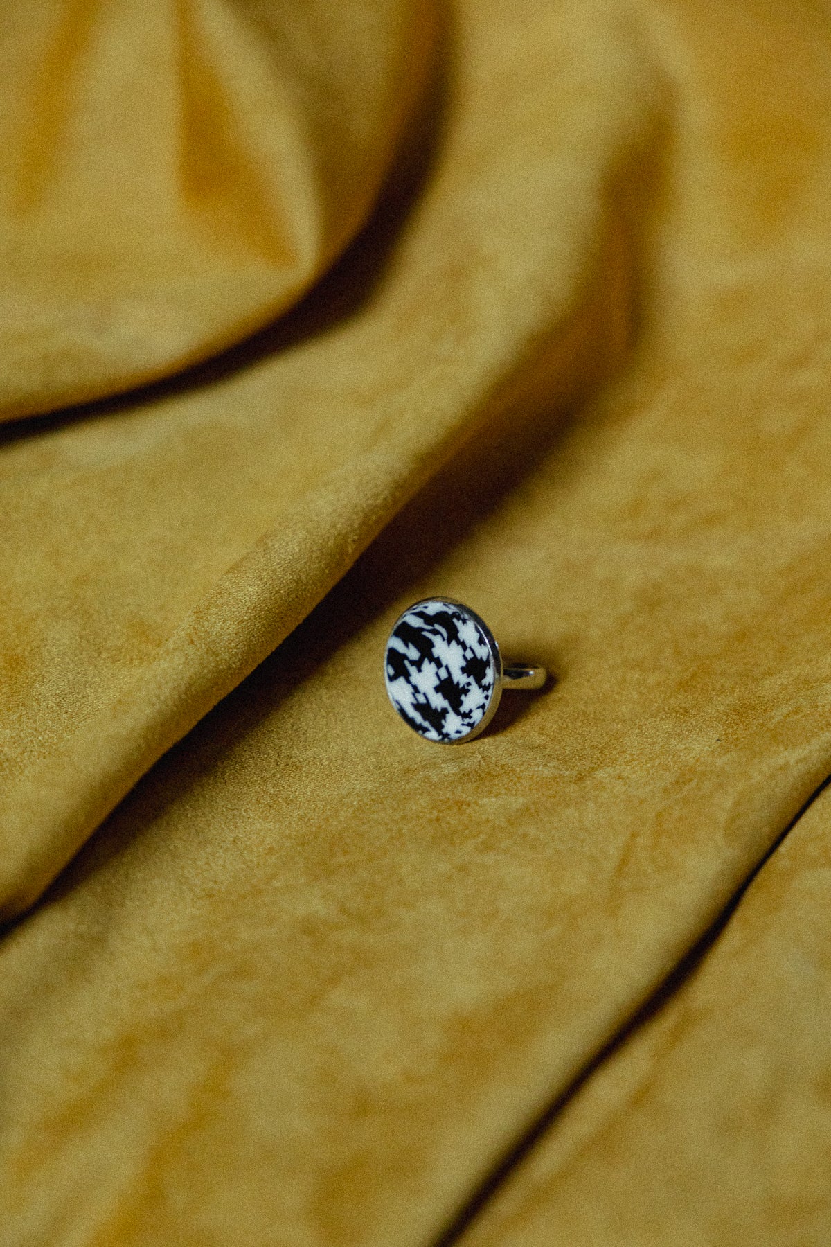 zwart-wit design, dames ring, handgemaakt, pied-de-poule ring, roestvrijstaal, ronde ring, b&w ring, grote ring