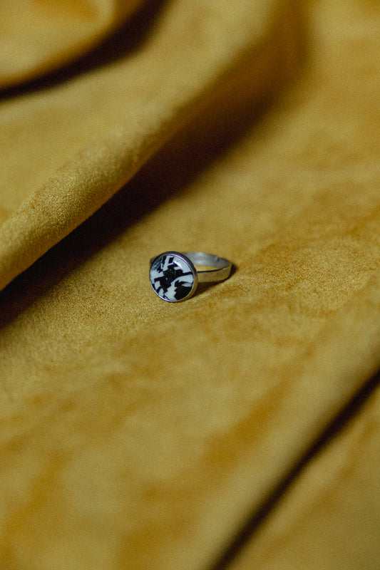 zwart-wit design, dames ring, handgemaakt, pied-de-poule ring, roestvrijstaal, ronde ring, b&w ring, kleine ring