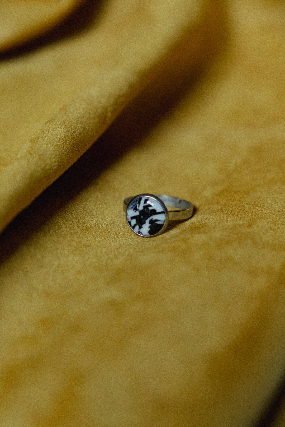 zwart-wit design, dames ring, handgemaakt, pied-de-poule ring, roestvrijstaal, ronde ring, b&w ring, kleine ring