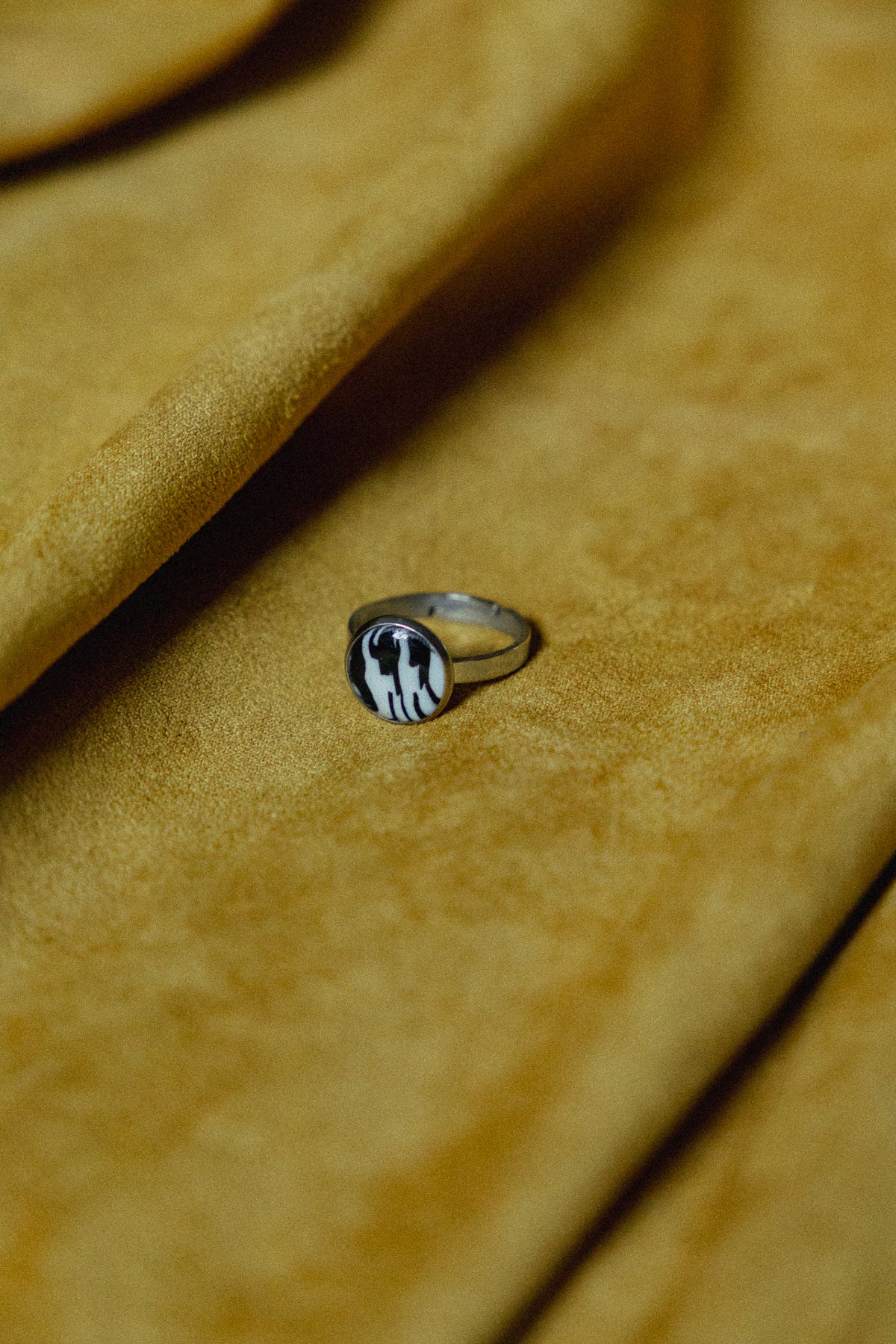 zwart-wit design, dames ring, handgemaakt, pied-de-poule ring, roestvrijstaal, ronde ring, b&w ring, kleine ring