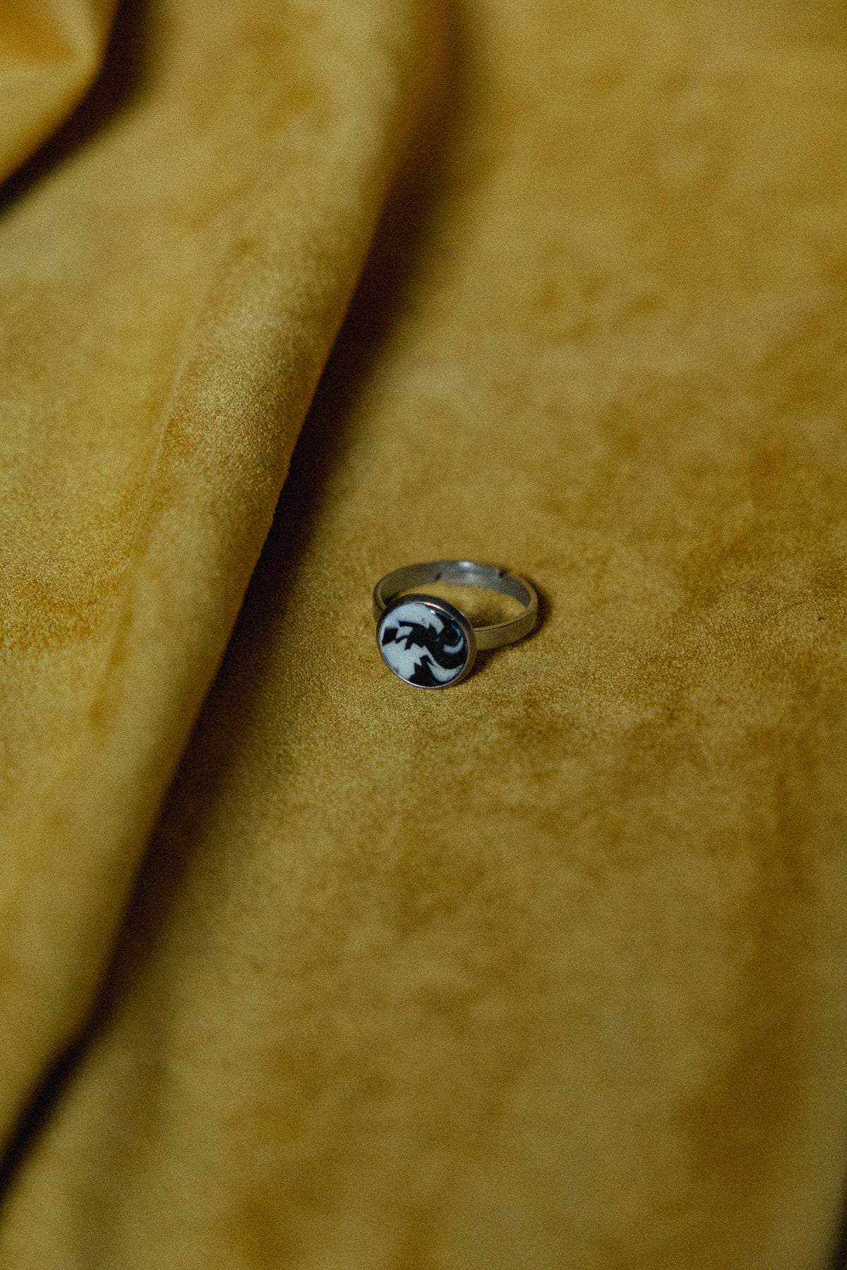 zwart-wit design, dames ring, handgemaakt, pied-de-poule ring, roestvrijstaal, ronde ring, b&w ring, kleine ring