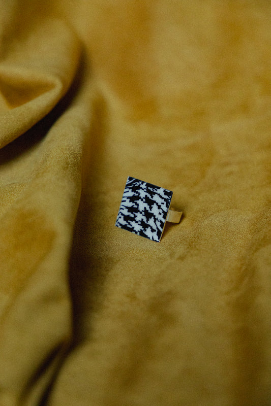 zwart-wit design, dames ring, handgemaakt, pied-de-poule ring, roestvrijstaal, vierkante ring, b&w ring