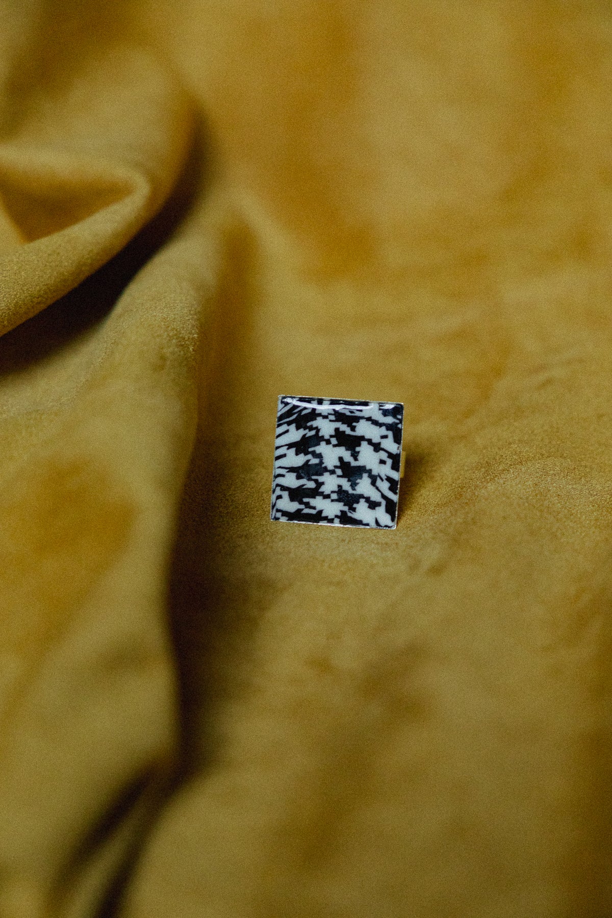 zwart-wit design, dames ring, handgemaakt, pied-de-poule ring, roestvrijstaal, vierkante ring, b&w ring