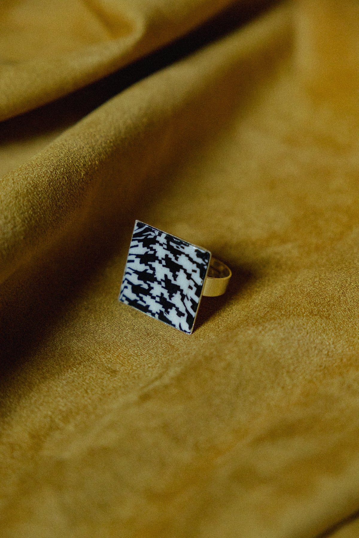zwart-wit design, dames ring, handgemaakt, pied-de-poule ring, roestvrijstaal, vierkante ring, b&w ring