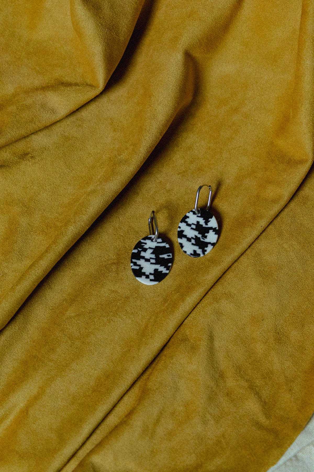 zwart-wit oorbellen, dames oorbellen, desing, handgemaakt, pied-de-poule oorbellen, roestvrijstaal, lichtgewicht, b&w oorbellen