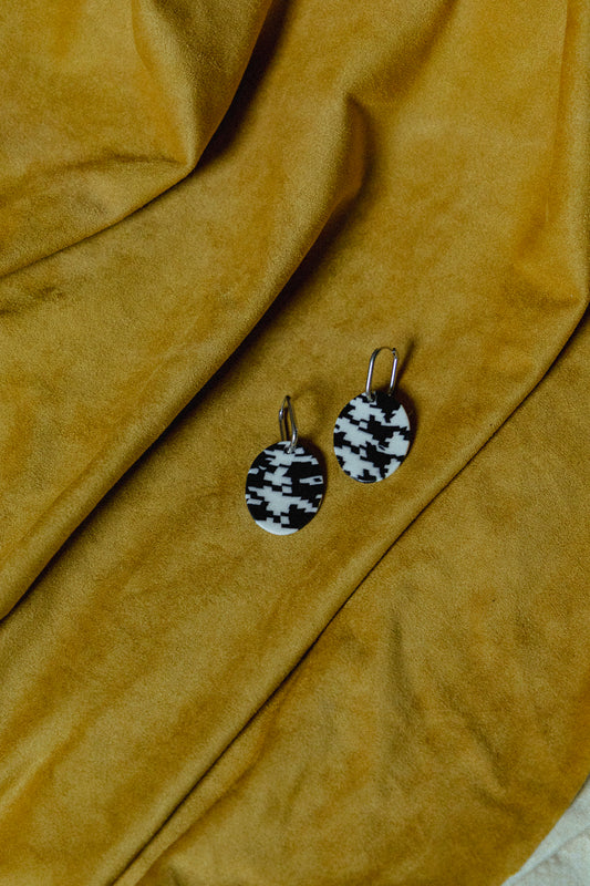 zwart-wit oorbellen, dames oorbellen, desing, handgemaakt, pied-de-poule oorbellen, roestvrijstaal, lichtgewicht, b&w oorbellen